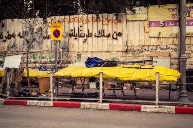 Hebron, Batı Şeria, 30 Ocak 2026. El Halil 'in merkezindeki haftalık kapanış sırasında plastik muşamba kaplı sokak satıcısı ve market tezgahları..