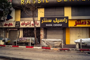 Hebron, Batı Şeria, 30 Ocak 2026. El Halil 'in merkezindeki haftalık kapanış sırasında plastik muşamba kaplı sokak satıcısı ve market tezgahları..
