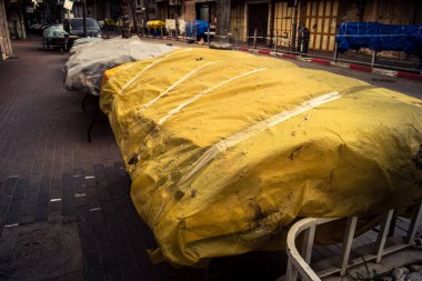 Hebron, Batı Şeria, 30 Ocak 2026. El Halil 'in merkezindeki haftalık kapanış sırasında plastik muşamba kaplı sokak satıcısı ve market tezgahları..