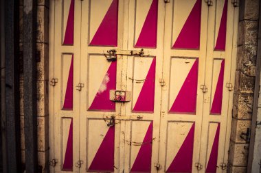 Hebron, Batı Şeria, 30 Ocak 2026. El Halil şehrinin sokaklarındaki kapalı dükkan kapılarına perçin, perçin ve kilitlerin yakın çekim detayları. Cuma günkü ticari kapanma sembolleri.