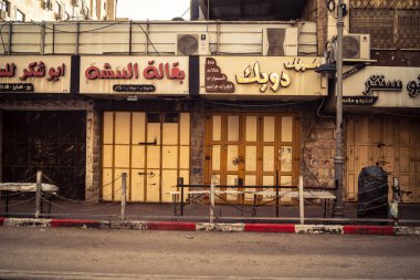 Hebron, Batı Şeria, 30 Ocak 2026 bu cuma El Halil şehrinde terk edilmiş sokaklar ve boş alışveriş bölgeleri. Dinlenme günü boyunca şehrin genel görünümü.