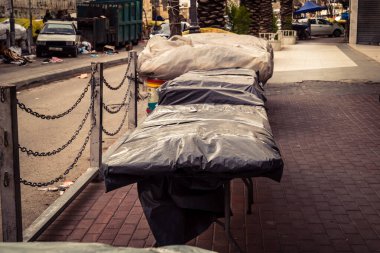 Hebron, Batı Şeria, 30 Ocak 2026. El Halil 'in merkezindeki haftalık kapanış sırasında plastik muşamba kaplı sokak satıcısı ve market tezgahları..