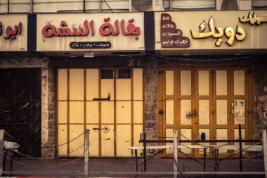 Hebron, Batı Şeria, 30 Ocak 2026 kapalı dükkan kepenkleri ve Hebron şehrinin caddesinde çift taraflı metal kapılar. Cuma günkü ticari kapanma sembolleri.