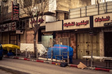 Hebron, Batı Şeria, 30 Ocak 2026 bu cuma El Halil şehrinde terk edilmiş sokaklar ve boş alışveriş bölgeleri. Dinlenme günü boyunca şehrin genel görünümü.