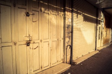 Hebron, Batı Şeria, 30 Ocak 2026 kapalı dükkan kepenkleri ve Hebron şehrinin caddesinde çift taraflı metal kapılar. Cuma günkü ticari kapanma sembolleri.