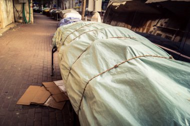 Hebron, Batı Şeria, 30 Ocak 2026. El Halil 'in merkezindeki haftalık kapanış sırasında plastik muşamba kaplı sokak satıcısı ve market tezgahları..