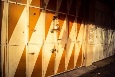 Hebron, Batı Şeria, 30 Ocak 2026 kapalı dükkan kepenkleri ve Hebron şehrinin caddesinde çift taraflı metal kapılar. Cuma günkü ticari kapanma sembolleri.