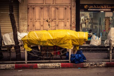 Hebron, Batı Şeria, 30 Ocak 2026. El Halil 'in merkezindeki haftalık kapanış sırasında plastik muşamba kaplı sokak satıcısı ve market tezgahları..