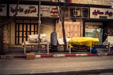 Hebron, Batı Şeria, 30 Ocak 2026. El Halil 'in merkezindeki haftalık kapanış sırasında plastik muşamba kaplı sokak satıcısı ve market tezgahları..