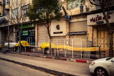 Hebron, Batı Şeria, 30 Ocak 2026 bu cuma El Halil şehrinde terk edilmiş sokaklar ve boş alışveriş bölgeleri. Dinlenme günü boyunca şehrin genel görünümü.