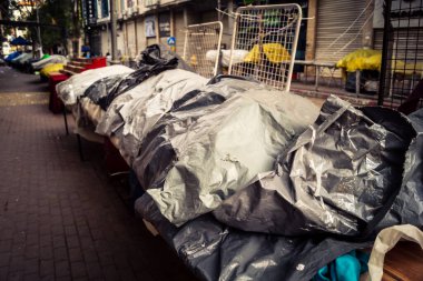 Hebron, Batı Şeria, 30 Ocak 2026. El Halil 'in merkezindeki haftalık kapanış sırasında plastik muşamba kaplı sokak satıcısı ve market tezgahları..