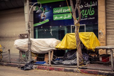 Hebron, Batı Şeria, 30 Ocak 2026. El Halil 'in merkezindeki haftalık kapanış sırasında plastik muşamba kaplı sokak satıcısı ve market tezgahları..