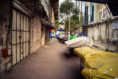 Hebron, Batı Şeria, 30 Ocak 2026. El Halil 'in merkezindeki haftalık kapanış sırasında plastik muşamba kaplı sokak satıcısı ve market tezgahları..