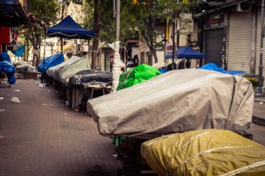 Hebron, Batı Şeria, 30 Ocak 2026. El Halil 'in merkezindeki haftalık kapanış sırasında plastik muşamba kaplı sokak satıcısı ve market tezgahları..