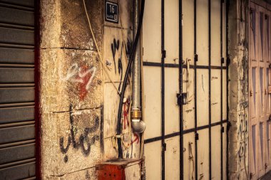 Hebron, Batı Şeria, 30 Ocak 2026 kapalı dükkan kepenkleri ve Hebron şehrinin caddesinde çift taraflı metal kapılar. Cuma günkü ticari kapanma sembolleri.