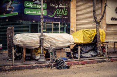 Hebron, Batı Şeria, 30 Ocak 2026. El Halil 'in merkezindeki haftalık kapanış sırasında plastik muşamba kaplı sokak satıcısı ve market tezgahları..
