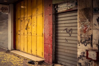 Hebron, Batı Şeria, 30 Ocak 2026 kapalı dükkan kepenkleri ve Hebron şehrinin caddesinde çift taraflı metal kapılar. Cuma günkü ticari kapanma sembolleri.