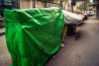 Hebron, Batı Şeria, 30 Ocak 2026. El Halil 'in merkezindeki haftalık kapanış sırasında plastik muşamba kaplı sokak satıcısı ve market tezgahları..