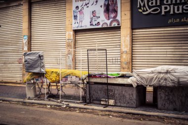 Hebron, Batı Şeria, 30 Ocak 2026. El Halil 'in merkezindeki haftalık kapanış sırasında plastik muşamba kaplı sokak satıcısı ve market tezgahları..