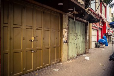 Hebron, Batı Şeria, 30 Ocak 2026 kapalı dükkan kepenkleri ve Hebron şehrinin caddesinde çift taraflı metal kapılar. Cuma günkü ticari kapanma sembolleri.