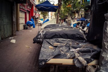 Hebron, Batı Şeria, 30 Ocak 2026. El Halil 'in merkezindeki haftalık kapanış sırasında plastik muşamba kaplı sokak satıcısı ve market tezgahları..