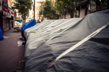 Hebron, Batı Şeria, 30 Ocak 2026. El Halil 'in merkezindeki haftalık kapanış sırasında plastik muşamba kaplı sokak satıcısı ve market tezgahları..