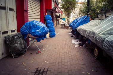 Hebron, Batı Şeria, 30 Ocak 2026. El Halil 'in merkezindeki haftalık kapanış sırasında plastik muşamba kaplı sokak satıcısı ve market tezgahları..