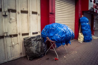 Hebron, Batı Şeria, 30 Ocak 2026. El Halil 'in merkezindeki haftalık kapanış sırasında plastik muşamba kaplı sokak satıcısı ve market tezgahları..