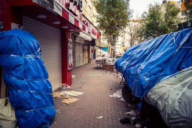 Hebron, Batı Şeria, 30 Ocak 2026. El Halil 'in merkezindeki haftalık kapanış sırasında plastik muşamba kaplı sokak satıcısı ve market tezgahları..