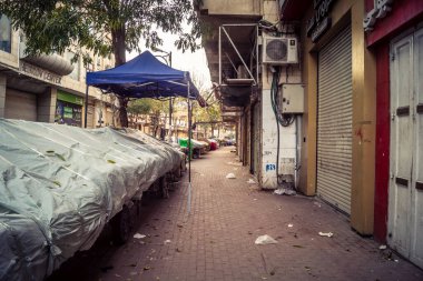 Hebron, Batı Şeria, 30 Ocak 2026. El Halil 'in merkezindeki haftalık kapanış sırasında plastik muşamba kaplı sokak satıcısı ve market tezgahları..