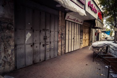 Hebron, Batı Şeria, 30 Ocak 2026 kapalı dükkan kepenkleri ve Hebron şehrinin caddesinde çift taraflı metal kapılar. Cuma günkü ticari kapanma sembolleri.