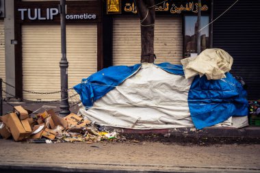 Hebron, Batı Şeria, 30 Ocak 2026. El Halil 'in merkezindeki haftalık kapanış sırasında plastik muşamba kaplı sokak satıcısı ve market tezgahları..