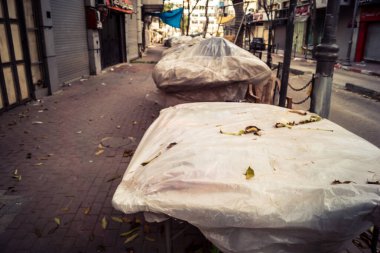 Hebron, Batı Şeria, 30 Ocak 2026. El Halil 'in merkezindeki haftalık kapanış sırasında plastik muşamba kaplı sokak satıcısı ve market tezgahları..