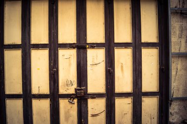 Hebron, Batı Şeria, 30 Ocak 2026. El Halil şehrinin sokaklarındaki kapalı dükkan kapılarına perçin, perçin ve kilitlerin yakın çekim detayları. Cuma günkü ticari kapanma sembolleri.