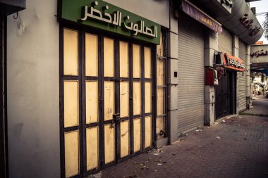 Hebron, Batı Şeria, 30 Ocak 2026 kapalı dükkan kepenkleri ve Hebron şehrinin caddesinde çift taraflı metal kapılar. Cuma günkü ticari kapanma sembolleri.