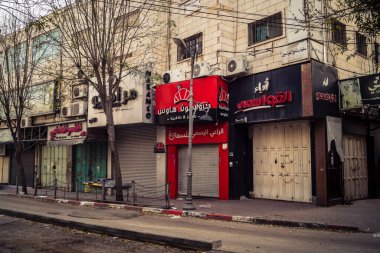 Hebron, Batı Şeria, 30 Ocak 2026 bu cuma El Halil şehrinde terk edilmiş sokaklar ve boş alışveriş bölgeleri. Dinlenme günü boyunca şehrin genel görünümü.