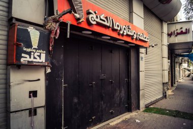 Hebron, Batı Şeria, 30 Ocak 2026 kapalı dükkan kepenkleri ve Hebron şehrinin caddesinde çift taraflı metal kapılar. Cuma günkü ticari kapanma sembolleri.