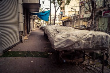 Hebron, Batı Şeria, 30 Ocak 2026. El Halil 'in merkezindeki haftalık kapanış sırasında plastik muşamba kaplı sokak satıcısı ve market tezgahları..