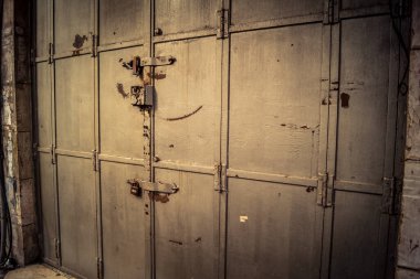 Hebron, Batı Şeria, 30 Ocak 2026. El Halil şehrinin sokaklarındaki kapalı dükkan kapılarına perçin, perçin ve kilitlerin yakın çekim detayları. Cuma günkü ticari kapanma sembolleri.