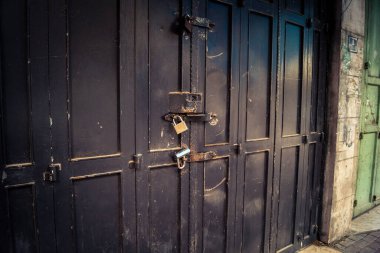 Hebron, Batı Şeria, 30 Ocak 2026. El Halil şehrinin sokaklarındaki kapalı dükkan kapılarına perçin, perçin ve kilitlerin yakın çekim detayları. Cuma günkü ticari kapanma sembolleri.