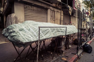 Hebron, Batı Şeria, 30 Ocak 2026. El Halil 'in merkezindeki haftalık kapanış sırasında plastik muşamba kaplı sokak satıcısı ve market tezgahları..