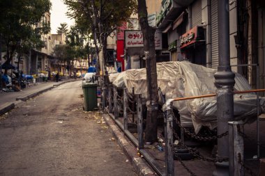 Hebron, Batı Şeria, 30 Ocak 2026. El Halil 'in merkezindeki haftalık kapanış sırasında plastik muşamba kaplı sokak satıcısı ve market tezgahları..