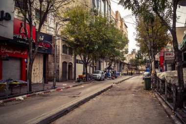 Hebron, Batı Şeria, 30 Ocak 2026 bu cuma El Halil şehrinde terk edilmiş sokaklar ve boş alışveriş bölgeleri. Dinlenme günü boyunca şehrin genel görünümü.