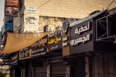 Hebron, Batı Şeria, 30 Ocak 2026 Arap dili posterleri, siyasi işaretler ve şehir merkezindeki kentsel duvarlar üzerindeki yırtık reklamlar.