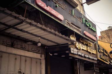 Hebron, Batı Şeria, 30 Ocak 2026 Arap dili posterleri, siyasi işaretler ve şehir merkezindeki kentsel duvarlar üzerindeki yırtık reklamlar.