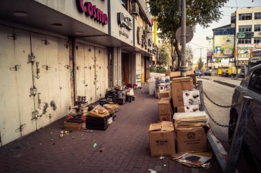 Hebron, Batı Şeria, 30 Ocak 2026 kapalı dükkan kepenkleri ve Hebron şehrinin caddesinde çift taraflı metal kapılar. Cuma günkü ticari kapanma sembolleri.