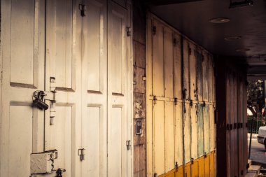 Hebron, Batı Şeria, 30 Ocak 2026. El Halil şehrinin sokaklarındaki kapalı dükkan kapılarına perçin, perçin ve kilitlerin yakın çekim detayları. Cuma günkü ticari kapanma sembolleri.