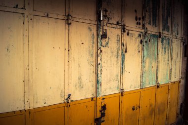 Hebron, Batı Şeria, 30 Ocak 2026. El Halil şehrinin sokaklarındaki kapalı dükkan kapılarına perçin, perçin ve kilitlerin yakın çekim detayları. Cuma günkü ticari kapanma sembolleri.