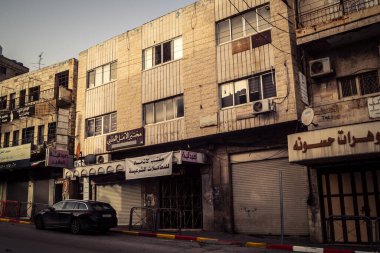 Hebron, Batı Şeria, 30 Ocak 2026 bu cuma El Halil şehrinde terk edilmiş sokaklar ve boş alışveriş bölgeleri. Dinlenme günü boyunca şehrin genel görünümü.