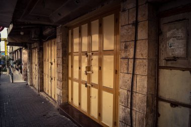 Hebron, Batı Şeria, 30 Ocak 2026 kapalı dükkan kepenkleri ve Hebron şehrinin caddesinde çift taraflı metal kapılar. Cuma günkü ticari kapanma sembolleri.